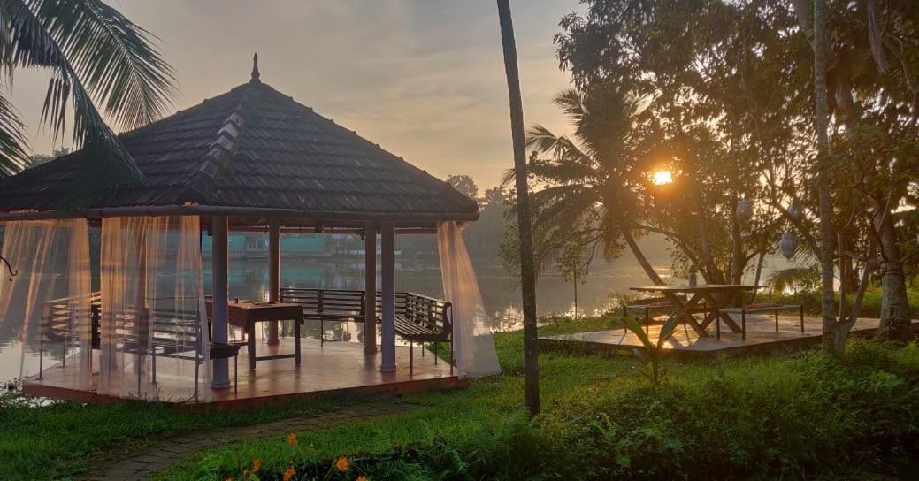 Bed and Breakfast Sunsets And Palm Trees Alappuzha Экстерьер фото